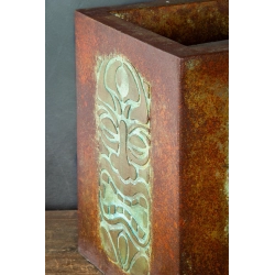 Osłonka z wypukłym wzorem 3D totemów 25 x 25 x 30 cm – ręcznie malowana, efekt antycznego metalu i turkusowej śniedzi