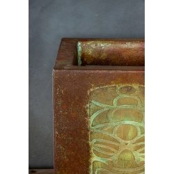 Osłonka z wypukłym wzorem 3D totemów 25 x 25 x 30 cm – ręcznie malowana, efekt antycznego metalu i turkusowej śniedzi