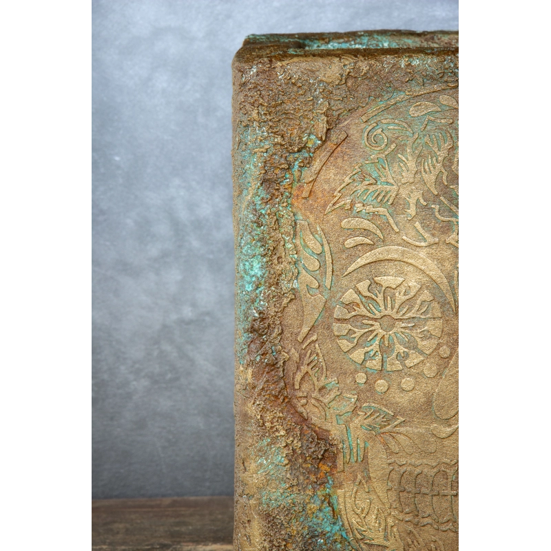 Osłonka na doniczkę z czaszką 25 x 25 x 30 cm – ręcznie malowana, efekt rdzawego metalu z patyną