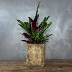 Osłonka na doniczkę z ornamentową czaszką, ręcznie wykonana, w efekcie rdzawego metalu z turkusową patyną.