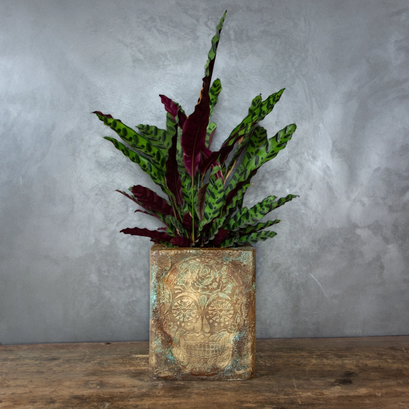 Osłonka na doniczkę z ornamentową czaszką, ręcznie wykonana, w efekcie rdzawego metalu z turkusową patyną.