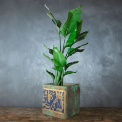 Osłonka na doniczkę z abstrakcyjnym wzorem w złocie, w turkusowej patynie, ręcznie wykonana i malowana.