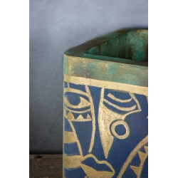 Osłonka na doniczkę z abstrakcyjnym wzorem 30 × 30 × 30 cm – ręcznie malowana, turkusowa patyna i złote akcenty