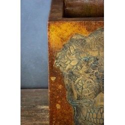 Osłonka na doniczkę z czaszką 25 × 25 × 30 cm – ręcznie malowana, rustykalna, efekt kortenu