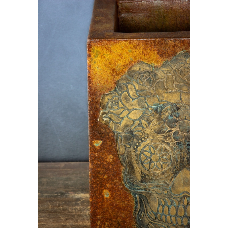 Osłonka na doniczkę z czaszką 25 × 25 × 30 cm – ręcznie malowana, rustykalna, efekt kortenu