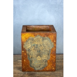 Osłonka na doniczkę z czaszką 25 × 25 × 30 cm – ręcznie malowana, rustykalna, efekt kortenu