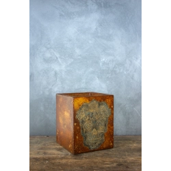 Osłonka na doniczkę z czaszką 25 × 25 × 30 cm – ręcznie malowana, rustykalna, efekt kortenu