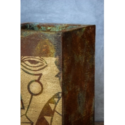 Luksusowa osłonka na doniczkę ze złotym artystycznym motywem 21 x 21 x 30 cm – efekt kortenu, ręcznie wykonana