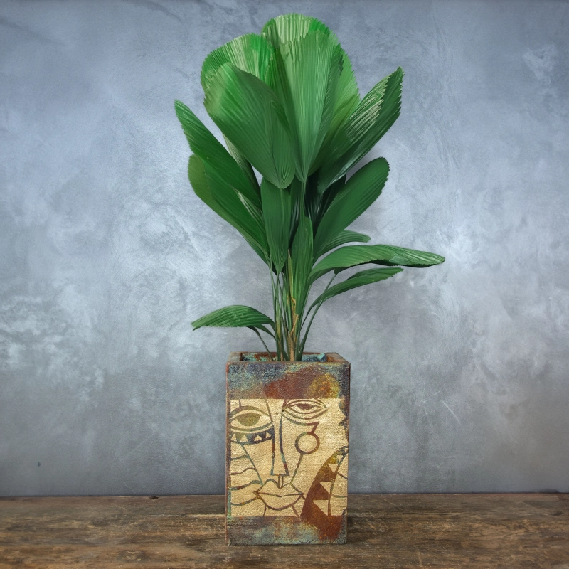 Ekskluzywna osłonka na doniczkę z ręcznie malowanym złotym motywem artystycznym i efektem kortenu z turkusową patyną.