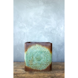 Luksusowa osłonka na doniczkę z symbolem OM 30 × 30 × 30 cm – efekt kortenu, ręcznie wykonana