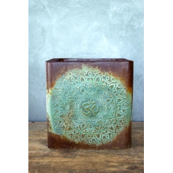 Luksusowa osłonka na doniczkę z symbolem OM 30 × 30 × 30 cm – efekt kortenu, ręcznie wykonana