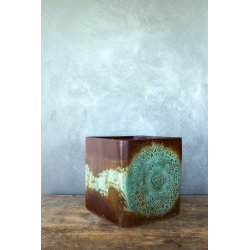 Luksusowa osłonka na doniczkę z symbolem OM 30 × 30 × 30 cm – efekt kortenu, ręcznie wykonana