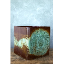 Luksusowa osłonka na doniczkę z symbolem OM 30 × 30 × 30 cm – efekt kortenu, ręcznie wykonana