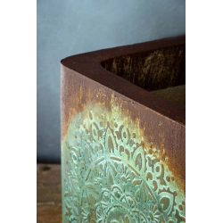 Luksusowa osłonka na doniczkę z symbolem OM 30 × 30 × 30 cm – efekt kortenu, ręcznie wykonana