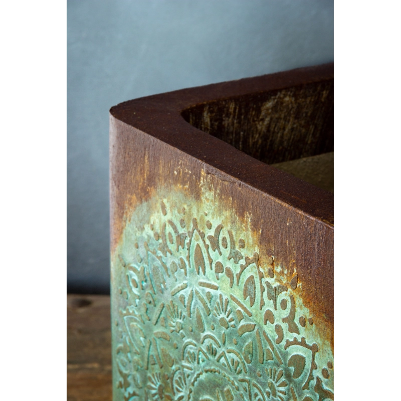 Luksusowa osłonka na doniczkę z symbolem OM 30 × 30 × 30 cm – efekt kortenu, ręcznie wykonana