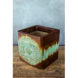 Luksusowa osłonka na doniczkę z symbolem OM 30 × 30 × 30 cm – efekt kortenu, ręcznie wykonana