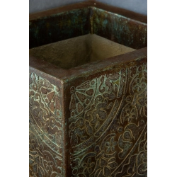 Luksusowa osłonka z roślinnym reliefem 3D 30 × 30 × 30 cm – efekt kortenu z turkusową patyną, ręcznie wykonana