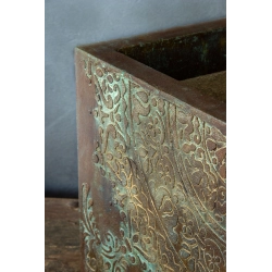 Luksusowa osłonka z roślinnym reliefem 3D 30 × 30 × 30 cm – efekt kortenu z turkusową patyną, ręcznie wykonana