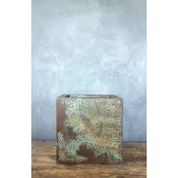 Luksusowa osłonka z roślinnym reliefem 3D 30 × 30 × 30 cm – efekt kortenu z turkusową patyną, ręcznie wykonana