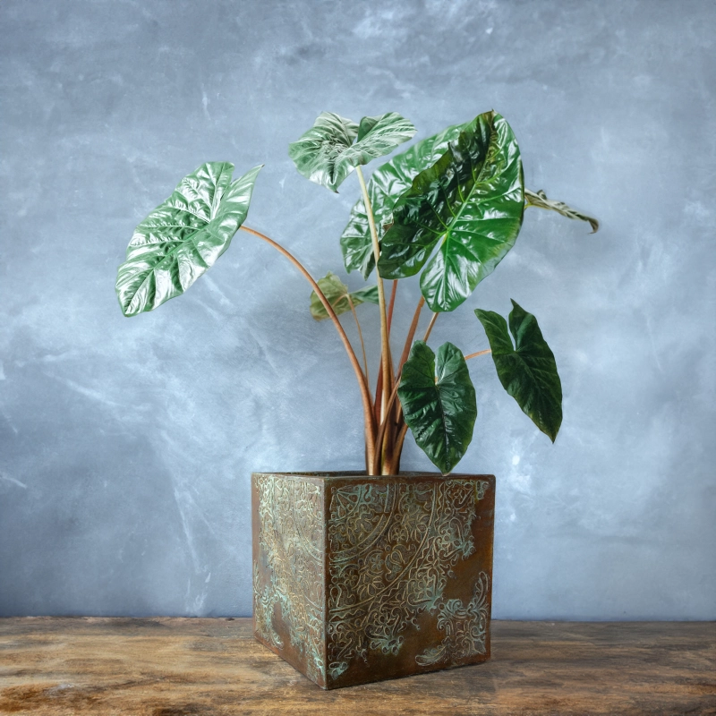 Ręcznie wykonana osłonka z roślinnym reliefem 3D, efekt kortenu z turkusową patyną, dekoracja luksusowa.