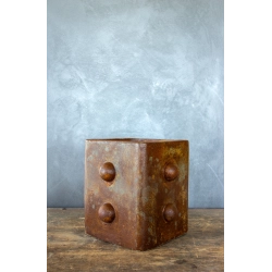 Luksusowa osłonka z wypukłymi formami 3D – efekt kortenu, ręcznie patynowana, 25×25×30 cm