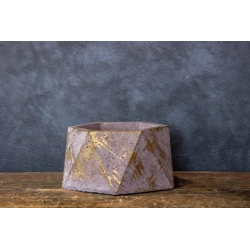 Pudrowa, sześciokątna doniczka z betonu portlandzkiego z akcentami miedzi, model Dafne Powder.