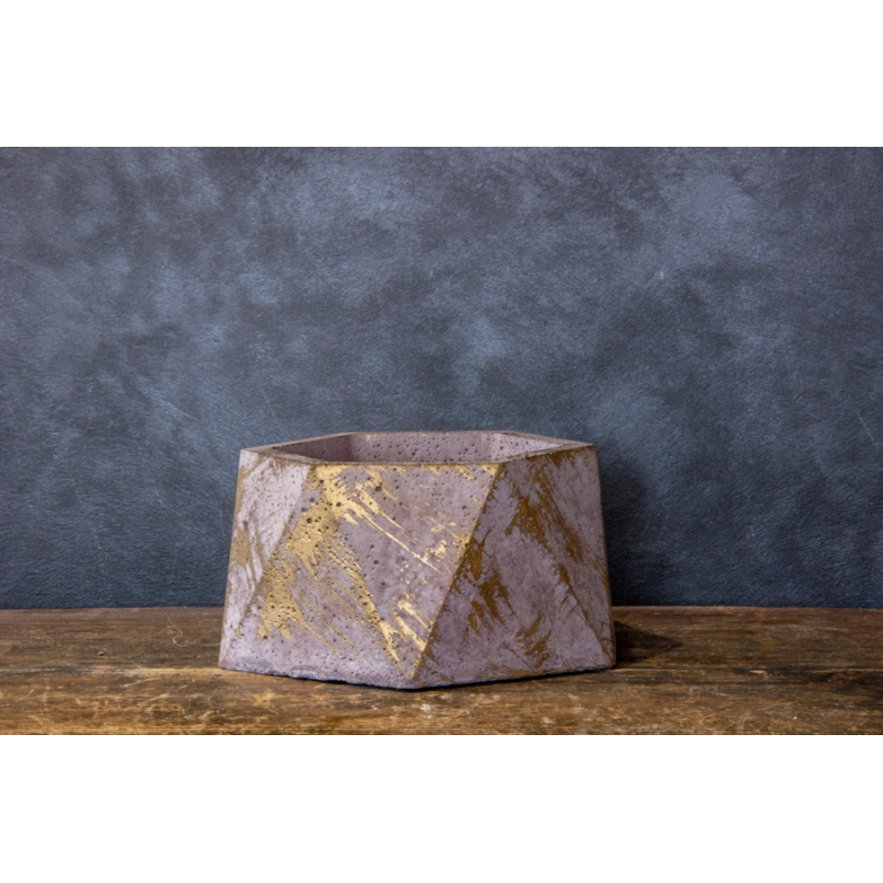 Pudrowa, sześciokątna doniczka z betonu portlandzkiego z akcentami miedzi, model Dafne Powder.