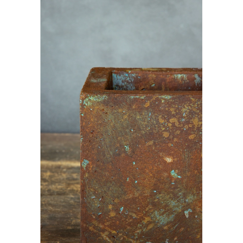 Betonowa osłonka 15×15×15 cm – efekt rdzy i turkusowej patyny