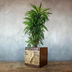 Osłonka na doniczkę z geometryczno-abstrakcyjnymi twarzami, efekt kortenu, ręcznie wykonana i malowana.