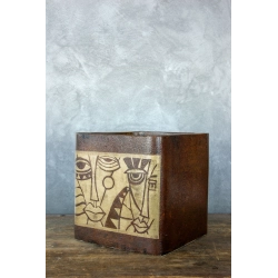 Osłonka na doniczkę z abstrakcyjną twarzą 30 × 30 × 30 cm – artystyczna, ręcznie malowana, efekt kortenu