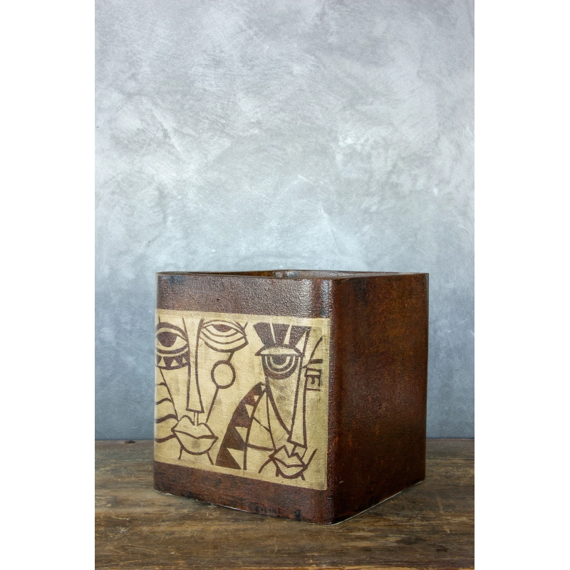 Osłonka na doniczkę z abstrakcyjną twarzą 30 × 30 × 30 cm – artystyczna, ręcznie malowana, efekt kortenu