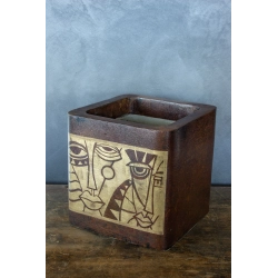 Osłonka na doniczkę z abstrakcyjną twarzą 30 × 30 × 30 cm – artystyczna, ręcznie malowana, efekt kortenu