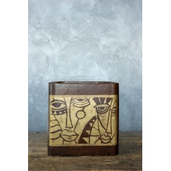 Osłonka na doniczkę z abstrakcyjną twarzą 30 × 30 × 30 cm – artystyczna, ręcznie malowana, efekt kortenu