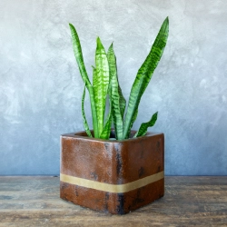 Donica z efektem rdzy kortenowej, ręcznie wykonana, z dekoracyjną złotą linią i turkusową patyną.