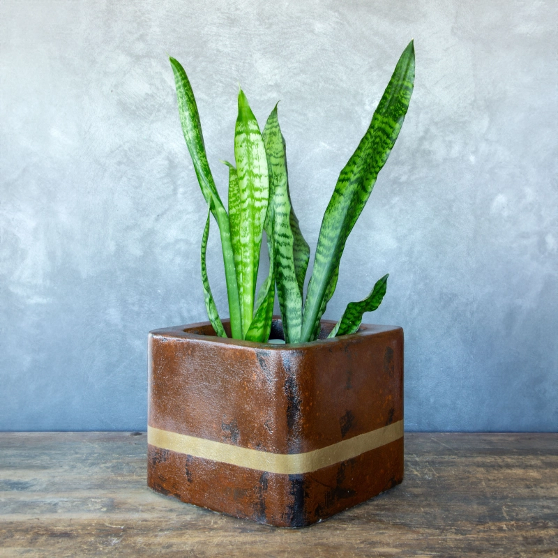 Donica z efektem rdzy kortenowej, ręcznie wykonana, z dekoracyjną złotą linią i turkusową patyną.