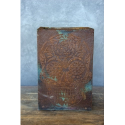 Donica z czaszką 3D 21 x 21 x 30 cm – industrialna, ręcznie wykonana, efekt cortenu