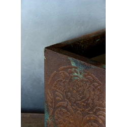 Donica z czaszką 3D 21 x 21 x 30 cm – industrialna, ręcznie wykonana, efekt cortenu