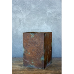Donica z czaszką 3D 21 x 21 x 30 cm – industrialna, ręcznie wykonana, efekt cortenu