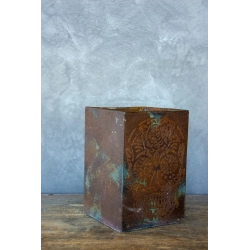 Donica z czaszką 3D 21 x 21 x 30 cm – industrialna, ręcznie wykonana, efekt cortenu