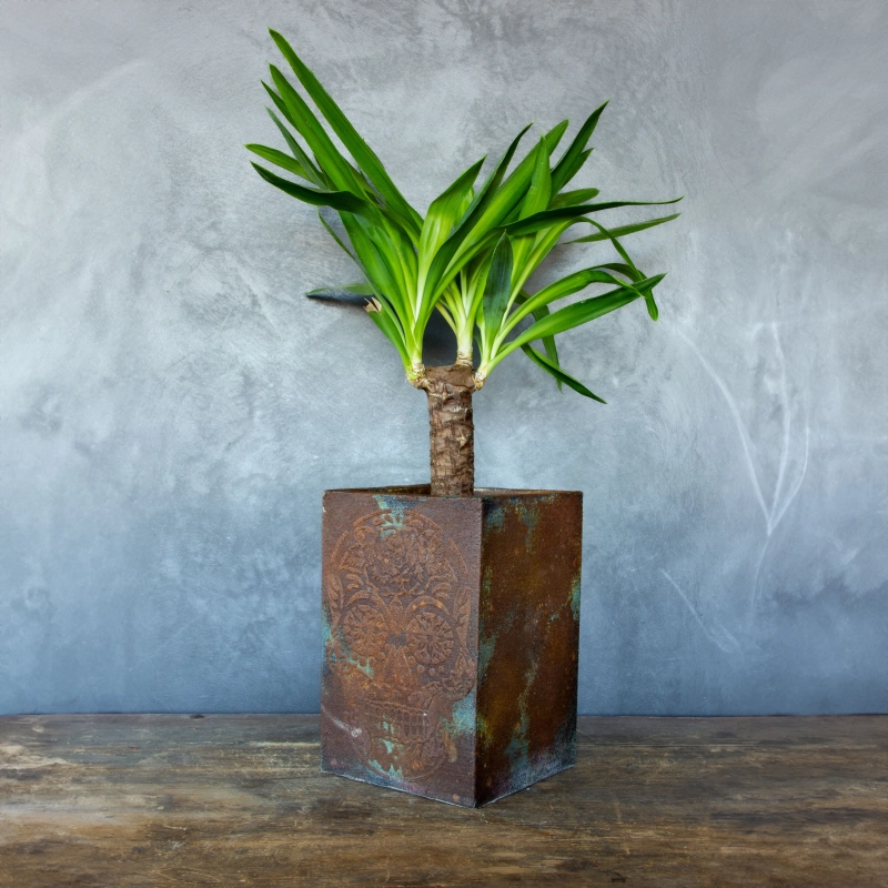 Donica z motywem czaszki 3D w efekcie cortenu z turkusową patyną, rustykalno-industrialna, ręcznie wykonana.