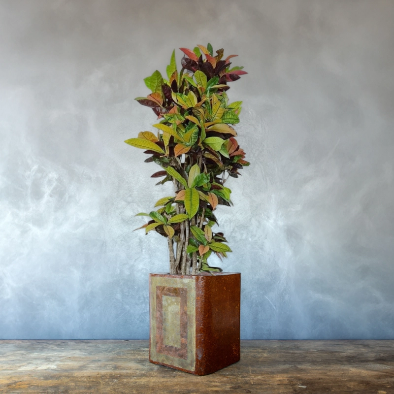 Kwadratowa donica w efekcie cortenu z dekoracyjną patyną, ręcznie wykonana, 25 × 26 × 30 cm.