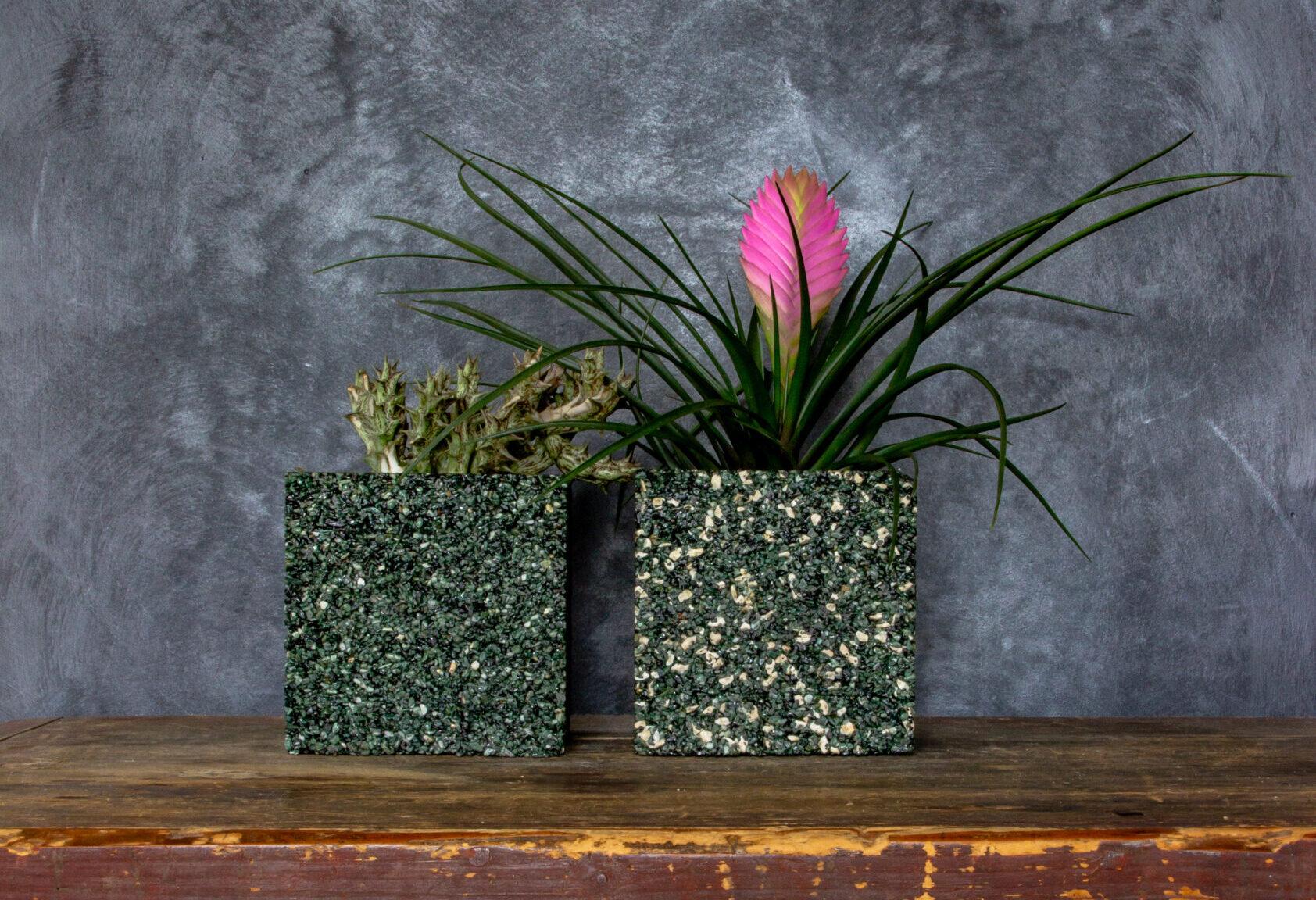 Donica marmurowa Marbi - Green 2 na tarasie – elegancki design