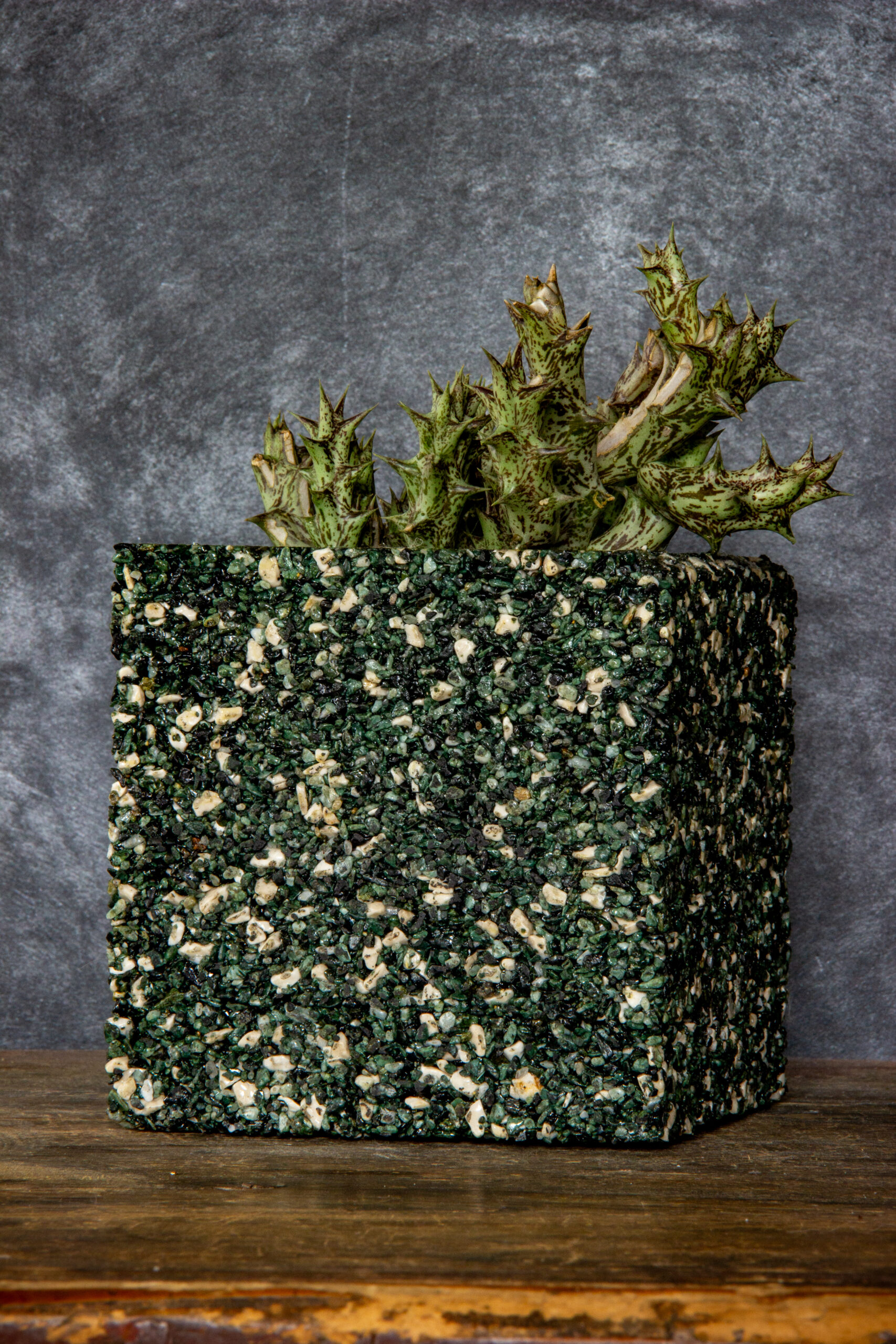 Donica marmurowa Marbi - Green 1 w salonie, zielony marmur