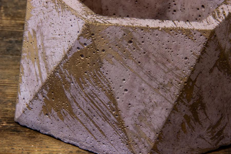 Detal faktury i ręcznego malowania doniczki Dafne Powder