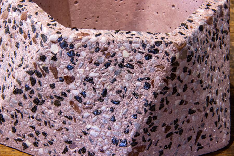 Detal powierzchni z marmurowym kruszywem doniczki Marble Pink