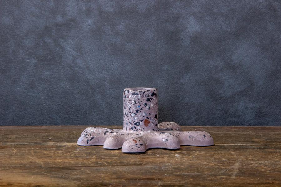 Świecznik marmurowy pudrowy dekoracyjny z betonu Dodo – Kleks Marble 2