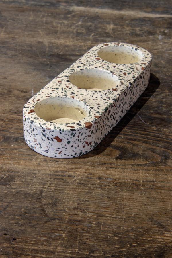 Nowoczesny świecznik handmade z białego betonu i kolorowego marmuru