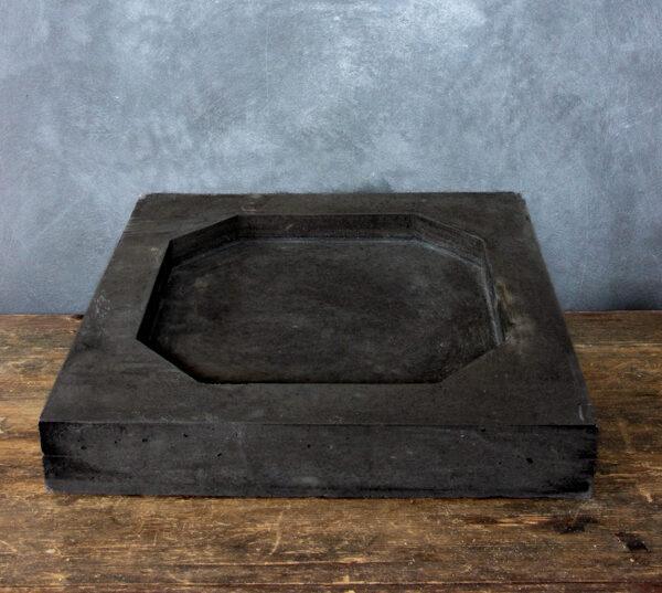 Czarna betonowa podstawka pod donicę o wymiarach 32x32x5,5 cm – model Dodo – Black