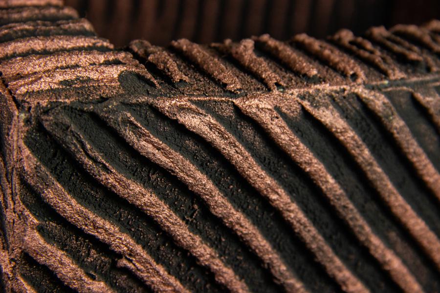 Zbliżenie na strukturę donicy Meggi - Bronze – surowy, industrialny efekt