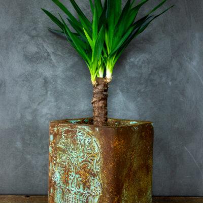 Donica cortenowa z czaszką 27x27x30 cm – loftowa dekoracja z efektem patyny